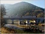 - Morgendlicher Nebel - Am 21.11.2011 versucht die Sonne sich gegen den Nebel durchzusetzten, als der Triebzug Z 2020 die Sauerbrcke in der Nhe von Michelau in Richtung Norden befhrt.