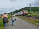 . Wanderweg entlang der Bahnstrecke - Die Bahnfotografen bzw. -fotografinen und eine Kamera Assistentin erwandern am 15.06.2013 den schnen Weg zwischen Lintgen und Mersch, als der Triebzug Z 2016 als RB 3435 Ettelbrck - Luxembourg an ihnen vorbei braust. (Jeanny)