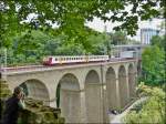 . Interessante Fotostelle - Das Plateau du Rham (op der Rumm) in Luxemburg Stadt bietet den Fotografen eine gute Sicht auf den Pulvermhle Viadukt (Bisser Brck) und so kann der Triebzug Z 2017 auf der schnen Brcke abgelichtet werden. 14.06.2013 (Jeanny)