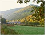 . Herbst im Sauertal - Whrend die Brcke ber die Sauer in der Nhe von Michelau am 19.10.2013 noch im Schatten lag, versuchte die Sonne sich gegen den Dunst im engen Tal durchzusetzen. So enstand eine interessante Lichtsituation, als der Triebzug Z 2017 als RB 3235 Wiltz - Luxembourg die Sauer berquerte und dem Bahnhof von Michelau entgegenstrebte. (Jeanny)