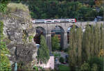 Über dem Tal der Alzette -    befährt ein Dosto-Triebzug der Baureihe 2200 den Clausener Viadukt in Luxemburg.