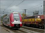 Die Computermaus 2202 verlsst am 07.11.09 den Bahnhof von Ettelbrck in Richtung Diekirch, whrend die 1805 mit einem Gterzug auf Fahrtfreigabe wartet. (Hans)