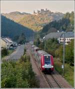 - Schattendasein - Am spten Nachmittag des 24.10.2011 lag das Sauertal schon im Schatten, whrend die Burg Bourscheid sich oben auf ihrem Berg noch sonnte, als die Computermaus 2205 als IR 3741