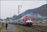 . Leicht verrauchtes Alzette Tal - Die Fotografen lassen sich nicht von dem Rauch abhalten, um die Computermaus Doppeleinheit (Z 2219 und Z 2202) zwischen Lintgen und Mersch abzulichten. 08.04.2013 (Hans)