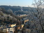 Winter 2016 in Luxemburg. Kein Schnee, dafür aber Kälte und gefrorener Raureif. Dem Regionalzug macht es nichts aus. Luxemburg Oberstadt, Fotostandort nahe dem neuen Glas-Fahrstuhl, 30.12.2016