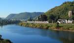 Entlang der Mosel bei Kobern-Gondorf fahren ein Stadler-Kiss der CFL-Serie 2300 und ein ein Stadler-Flirt 3 der DB-Baureihe 429.1 am 02.10.2015 in Richtung Koblenz