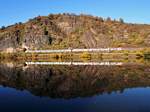 Vor der Rabenlay bei Hatzenport spiegelt sich der Flügelzug aus DB/SÜWEX-FLIRT (RE 4114) und CFL-KISS (RE 5114) in der Mosel wider.