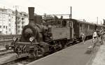 Die Dampflok AMTF Nr. 12 der Museumsbahn Train 1900, eine Preuische T 7, hat sich am 15.07.2018 in Ptange vor die historischen Wagen positioniert, um diese kurze Zeit spter nach Fond-de-Gras zu ziehen. (Hans)

Die Preuische T 7 wurde 1903 von der Hannoversche Maschinenbau Actien-Gesellschaft vorm. Georg Egestorff in Linden vor Hannover (ab 1912 in HANOMAG verkrzt) unter der Fabriknummer 4018 gebaut und ab die Deutsch-Luxemburgische Bergwerks- und Htten-AG in Deutsch-Luxemburgische Bergwerks- und Htten-AG in Differdingen (spter HADIR und danach ARBED) als Nr. 2 geliefert. Im Jahre 1973 ging sie an die neu entstandene Museumsbahn „Train 1900“ der AMTF (Association des Muse et Tourisme Ferroviaires a.s.b.l) in Fond-de-Gras.

Obwohl sie nie eine Staats- bzw. Lnderbahnlok war so ist die Lok eine Preuische T 7 (wie sptere DR 89.78). Die Gruppe T 7 der Preuischen Staatseisenbahnen waren Gterzugtenderlokomotiven der Achsfolge C, die hauptschlich im schweren Verschub eingesetzt wurden. Dabei handelte es sich nicht um eine Baureihe im heutigen Sinne aus exakt gleichen Maschinen, die zwischen 1881 und 1903 gebaut wurden. Von den ber 460 Maschinen, existierten nach dem Zweiten Weltkrieg nur noch einige Exemplare bei Privat- und Werksbahnen.

Heute sind nur noch zwei preuische T 7 erhalten geblieben, neben dieser in Luxemburg, in Polen noch die Breslau 1839 (ex PKP TKh2-12).

Die technischen Daten der Lok:

Gebaute Anzahl: 467
Hersteller: Borsig, Grafenstaden, Hanomag, Hohenzollern, Union-Gieerei, Vulcan
Baujahre: 1881–1903
Bauart: C n2
Gattung: Gt 33.14
Spurweite: 1.435 mm (Normalspur)
Lnge ber Puffer: 9.560 mm
Dienstgewicht: 42,0 t
Hchstgeschwindigkeit: 45 km/h
Treibraddurchmesser: 1.330 mm
Zylinderanzahl: 2
Zylinderdurchmesser: 430 mm
Kolbenhub: 630 mm
Kesselberdruck: 12 bar
