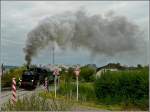 Der Zug der Museumsbahn  Train 1900  hat vor kurzem den Bahnhof von Ptange verlassen und erklimmt die Steigung  Prnzebierg  auf seiner Fahrt nach Fond de Gras.