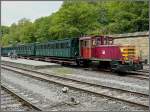 Die kleine Diesellok 2001 zieht am 13.09.09 die schn restaurierten Museumswagen durch den Bahnhof Fond de Gras. (Hans)