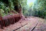 Luxemburg, Museumseisenbahn im Industrie- und Eisenbahnpark Fond-de-Gras. Der UERDINGEN und die Lok 8 konnten die Strecke erst befahren, nachdem diese frei geschnitten war. Scan eines Dias von 1972.