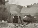 . Wasserfassen in Fond de Gras - Die Temperaturen am 16.06.2013 machten nicht die Fotografen durstig, auch die Dampflok N 8 (ADI 8) der Museumsbahn “Train 1900” profitierte von dem Aufenthalt im Bahnhof von Fond de Gras, um ihren Durst zu stillen. (Hans)

Die Lok N 8 (ADI 8) aus dem Jahr 1900 war die erste Dampflok, die 1973 zur Museumsbahn kam und sie ist somit auch die Namensgeberin der Museumsbahn. Sie gehrte vorher der Htte HADIR Differdange und verrichtete bis 2007 unermdlich ihren Dienst bei der Museumsbahn. Dann berliess sie anderen Dampfloks die Aufgabe die Zge des Train 1900 zu ziehen.

Bei einer Kontrolle des Kessels, wurde festgestellt, dass dessen Zustand im Grunde noch nicht so schlecht war und es wurde beschlossen, die schne kleine Lok wieder aufzuarbeiten und erneut betriebsfhig zu machen.

Nach 5 Jahren Arbeit drehte sie 2012 wieder ihre ersten Runden in Fond de Gras. Sie bekam ausserdem das original Farbkleid zurck, welches sie bei der HADIR in Differdange getragen hatte.

Zur Vervollstndigung hier noch die technischen Daten der Lok:
Hersteller: Hannoversche Maschinenfabrik - Georg Egestroff (sptere HANOMAG)
Fabriknummer: 3431
Baujahr: 1900
Typ: (020 T) B2nt
Herkunft: ARBED (ex HADIR) Differdange
