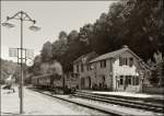 . Bahnhof von anno dazumal - Der Bahnhof Fond de Gras (ehemaliger Bahnhof Lamadelaine), das Zentrum des Industrie- und Eisenbahnparks, ist gleichzeitig auch der betriebliche Mittelpunkt der Museumsbahn  Train 1900 .

Der Kopfbahnhof Fond de Gras bestand aus 8 Zuggleisen der PH (Prinz Heinrich Eisenbahngesellschaft) und 6 privaten Zuggleisen. Eine Lokomotive fuhr die Wagen zu den Erzverladestellen, zwei weitere fuhren die Zge nach Ptange.

Nach aufwendiger Renovierung, ist der Bahnhof Fond de Gras heute Ziel- und Abfahrtsbahnhof der touristischen Zge der Museumsbahn  Train 1900  von und zum Bahnhof Ptange und nach Rodange. Im Bahnhof Fond de Gras befindet sich auch ein typisches  Buffet de la Gare , eine Bahnhofsgaststtte, die an Sonn- und Feiertagen in den Monaten Mai bis September nachmittags geffnet ist.

Am 02.06.2013 wartet die Dampflok N8 (ADI 8) mit ihren Museumswagen vor dem Bahnhof Fond de Gras auf die Abfahrt nach Bois de Rodange. (Jeanny)
