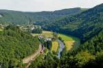 . Sommerliches Sauertal - Zwischen den beiden Tunnel Michelau und Bourscheid verluft die Nordstrecke durch die Ortschaft Michelau im Sauertal. Etwas unterhalb der Burg Bourscheid kann dieser Streckabschnitt sehr eindrucksvoll eingesehen werden. Der leicht versptete RE 3792 Troisvierges - Luxembourg hat am 01.08.2014 die Sauer berquert und fhrt nun der Haltestelle Michelau entgegen. (Jeanny)