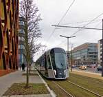 Auf der Suche nach geeigneten Fotostellen in Luxembourg-Kirchberg - Die interessante Architekur lsst sich machmal ins Bild mit der Tram intergrieren, die besten Stellen mssen aber noch augekundschaftet werden. Ein CAF Urbos von LUXTRAM S.A. fotografiert in der Nhe von der Haltestelle Nationalbibliothik/Bibliothque Nationale in Luxembourg-Kirchberg. 12.12.2017 (Jeanny)