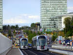 Luxtram auf der Großherzogin-Charlotte-Brücke, im Volksmund „Rote Brücke“ genannt, links zwischen Kirchberg und Place de l'Étoile und rechts zwischen Place de