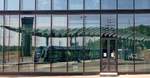 MI LEGEIPS TETHCARTEB - In den zahlreichen Glasfassaden an der Haltestelle Luxexpo in Luxembourg-Kirchberg lassen sich die CAF Urbos von LUXTRAM S.A.