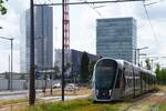 LUXEMBOURG, 21.06.2023, Straßenbahnzug 130 nach Luxexpo bei der Einfahrt in die Station Europaparlament/Parlement européen