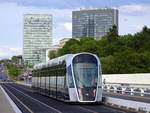 Luxtram auf der Großherzogin-Charlotte-Brücke, im Volksmund „Rote Brücke“ genannt, zwischen Place de l'Étoile und Kirchberg am 10.08.2018