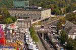 Von oben gesehen - Vom Riesenrad auf der  Schueberfouer  auf dem Glacis in Luxembourg-Ville Haute aus, hat man die Mglichkeit einen CAF Urbos von LUXTRAM S.A.