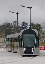 Hrtetest fr die neue Tram in der Stadt Luxemburg an ihrem ersten offiziellen Betriebstag - Trotz reichlich Neuschnee am Morgen des 10.12.2017 nahm die Straenbahn ihren Regelbetrieb am Nachmittag wie vorgesehen auf. An der Haltestelle Rout Brck-Pafendall ist momentan Endstation, von hier aus geht es nun zurck zur Haltestelle Luxexpo. Das Umsetzen wird im Akkumodus ausgefhrt, weil ab der Haltestelle Roud Brck-Pafendall keine Oberleitung durch die Stadt Luxemburg verbaut wird. (Jeanny)
