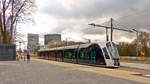 Auf der Suche nach geeigneten Fotostellen in Luxembourg-Kirchberg - Ein paar Sonnenstrahlen am 12.12.2017 lieen die Farben der Tren am CAF Urbos von LUXTRAM S.A. leuchten. Die provisorische Endhaltestelle Rout Brck-Pafendall eignet sich prima fr eine seitliche Aufnahme mit gesenktem Stromabnehmer. (Jeanny)