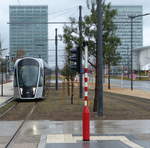 Straßenbahn an der Station Pafendall - Rout Bréck mit Standseilbahnverbindung zum Bahnhof Bahnhof Pfaffenthal-Kirchberg. Nur für einige Monate ist dies die Endstation, noch im Jahr 2018 soll die Strecke bis zum Limpertsberg erweitert werden. An dieser Station wird für einige Meter auch schon der eingebaute Akku verwendet, der einen oberleitungsfreien Betrieb in der Innenstadt ermöglicht. 26.12.2017, Luxemburg, Pafendall - Rout Bréck