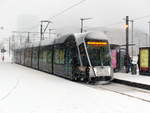 Etwas holprig lief der Straßenbahnbetrieb in Luxemburg am stark verschneiten Nachmittag des 29.12.2017, der Unfallschaden am Fahrzeug 102 lässt den Grund erahnen. Aber kaum nachdem der Zug an der Endhaltestelle gewendet hatte und mit Fahrgästen in Richtung Luxexpo zurückfuhr, stand für längere Zeit wieder alles still, der Grund hierfür ist mir unbekannt. Pafendall - Rout Bréck, 29.12.2017