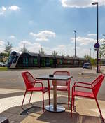 Summerfeeling in Luxembourg-Ville - Was gibt es Schneres als gemtlich auf einer Terrasse zu sitzen und die vorbeifahrenden Straenbahnen zu fotografieren und sei es auch im Gegenlicht. ;-) Ein LUXTRAM S.A. CAF Urbos fhrt am 27.07.2018 auf dem neuen Teilstck zwischen den Haltestellen Theater und Faencerie durch die Alle Scheffer in Luxembourg-Ville. (Jeanny)