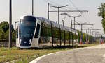 In Luxembourg-Kirchberg ist der Teppich fr die Tram nicht so schn grn wie in der Alle des Rsistants et des Dports, trotzdem verleiht er dem CAF Urbos von LUXTRAM S.A.