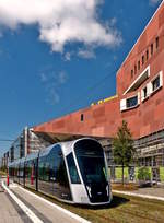 Ein CAF Urbos von LUXTRAM S.A. erreicht am 06.07.2018 die Haltestelle Nationalbibliothéik/Bibliothèque Nationale in Luxembourg-Kirchberg. Die Fertigstellung des interessanten Gebäudes war für dieses Jahr vorgesehen, nach neuesten Infos müssen wir uns voraussichtlich bis 2019 gedulden, bevor wir die neue Nationalbibliothek ohne Baugerüste forografieren können. (Hans)