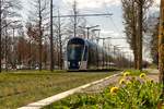 Frhling in Luxembourg-Kirchberg - Zwischen den Haltestellen Coque und Universitit/Universit bot sich der Fotografin am 29.03.2019 die Gelegenheit einen CAF Urbos von LUXTRAM S.A. zusammen mit einigen Frhlingsboten auf den Chip zu bannen. (Jeanny)