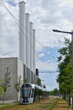Ein CAF Urbos von LUXTRAM S.A. hat am 14.06.2019 die Haltestelle Coque in Luxembourg-Kirchberg verlassen und fhrt am Heizkraftwerk von Luxenergie vorbei der nchsten Haltestelle Europaparlament/Parlement Europen entgegen. (Jeanny)