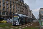 Stadt Luxemburg. Testphase des nächsten Abschnitts der Straßenbahn. Diese Tram erreicht in kürze die Endhaltestelle am Hauptbahnhof von Luxemburg. 02.12.2020