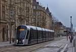 Straßenbahn 107 an der Haltestelle  Place de Metz , in Stadt Luxemburg. Am 13.12.2020 ist der erste tag der Personenbeförderund von der Stäreplaz bis zum Hauptbahnhof.
