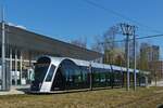 Straßenbahn 127, hat den Stromabnehmer abgesenkt und verlässt die Haltestelle Pfaffenthal – Kirchberg in Richtung Hauptbahnhof von Luxemburg, die Akkus der Fahrzeuge werden auf den nächsten Haltestellen bis zum Bahnhof durch Bodenkontakte geladen. 03.2022