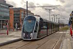 An der Haltestelle Alphonse Weicker in Luxembourg-Kirchberg fährt ein CAF Urbos von LUXTRAM S.A. in Richtung vorläufige Endstation Luxexpo. 30.12.2017 (Hans)