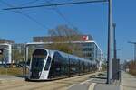 Straßenbahn 102, an der Haltestelle  Universiteit  in der Oberstadt von Luxemburg in Richtung Hauptbahnhof unterwegs.