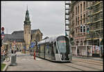 Quer durch die Innenstadt von Luxembourg fährt eine moderne Trambahn Linie. Der Zielort Luxexpo ist bezeichnend dafür. Hier verläßt gerade ein moderner Tram Gliederzug den Bahnhofvorplatz am 23.5.2023. 