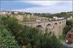 Luxemburg und Zug -    Der Clausener Viadukt mit Dosto gegenüber der Altstadt von Luxemburg.