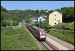 CFL Elektrotriebzug 16 erreicht hier am 24.5.2023 um 11.40 Uhr auf der Fahrt nach Louxembourg Gare den Haltepunkt Michelau. Im Hintergrund ist die Burg Bourscheid zu sehen.