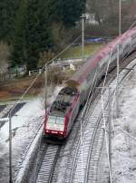 Oberhalb des Tunnels  Kirchberg  in Kautenbach kann man von der Strasse nach Consthum aus den Zug aus der Vogelperspektive fotografieren. Hier Lok 4006 mit Zug aus Richtung Wilwerwiltz. 25.12.07