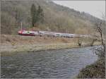 Die RB 3236 aus Wiltz, gezogen von der E-go Werbelok 4019, fhrt am 22.03.09 durch das Sauertal in Bourscheid-Plage in Richtung Luxemburg.