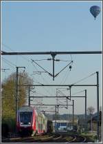 Einer der wenigen Flugkrper, der am 17.04.10 am luxemburgischen Himmel zu sehen war, konnte ich zusammen mit der RB nach Wiltz fotografieren, whrend der letzte Wagen des IR Liers-Luxemburg auch noch unbedingt mit aufs Bild wollte. (Jeanny)  