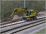 - Gleisbauarbeiten in Goebelsmhle - Nachdem die Betonschwellen auf einem Teilstck mit den alten Schienen verlegt sind, werden mit diesem Zweiwegefahrzeug die alten Schienen in die Mitte der
