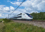Am 8.6.2020 war Triebzug 823, geführt von Triebkopf 310245 als TGV 2872 auf dem Weg von Luxembourg Ville nach Paris Est. Gerade wurde die Ortschaft Fentange passiert.