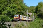 Der CFL Triebzug Z 2009 verkehrt am 09.05.2018 als Pendel zwischen Kautenbach und Wiltz. In der Nhe von Merkholtz passiert er die schne alte Brcke auf seiner Reise im wild romantischen Tal der Wiltz. (Hans)