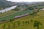 Pfingsten an der Mosel - In den Weinbergen am Grutenhuschen zwischen Wasserbilligerbrck und Igel hat man eine tolle Aussicht auf die Mosel und die Bahnstrecke Luxembourg - Trier. Der CFL KISS Z 2312 hat am 20.05.2018 die Lwener Mhle hinter sich gelassen und fhrt jetzt der Haltestelle Igel entgegen auf seiner Reise von Luxembourg nach Koblenz. (Jeanny)