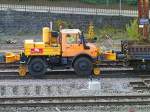 Zweiweg Unimog U 1600 der Firma CML Industries s.a. aus Libramont (Belgien) im Einsatz bei Gleisbauarbeiten im ehemaligen Bahnhof Differdingen, auf der Strecke Esch-Pétange-Rodange. 05.11.2015