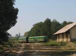 Der Zug beim Rangieren im Bahnhof von Sahambavy. Gut sichtbar die zwei Waggons zweiter Klasse. Der letzte Waggon wurde whrend der Fahrt, wegen der kaputten hinteren Kupplung des mittleren Waggons verloren, und dieser deshalb hinten angehngt.